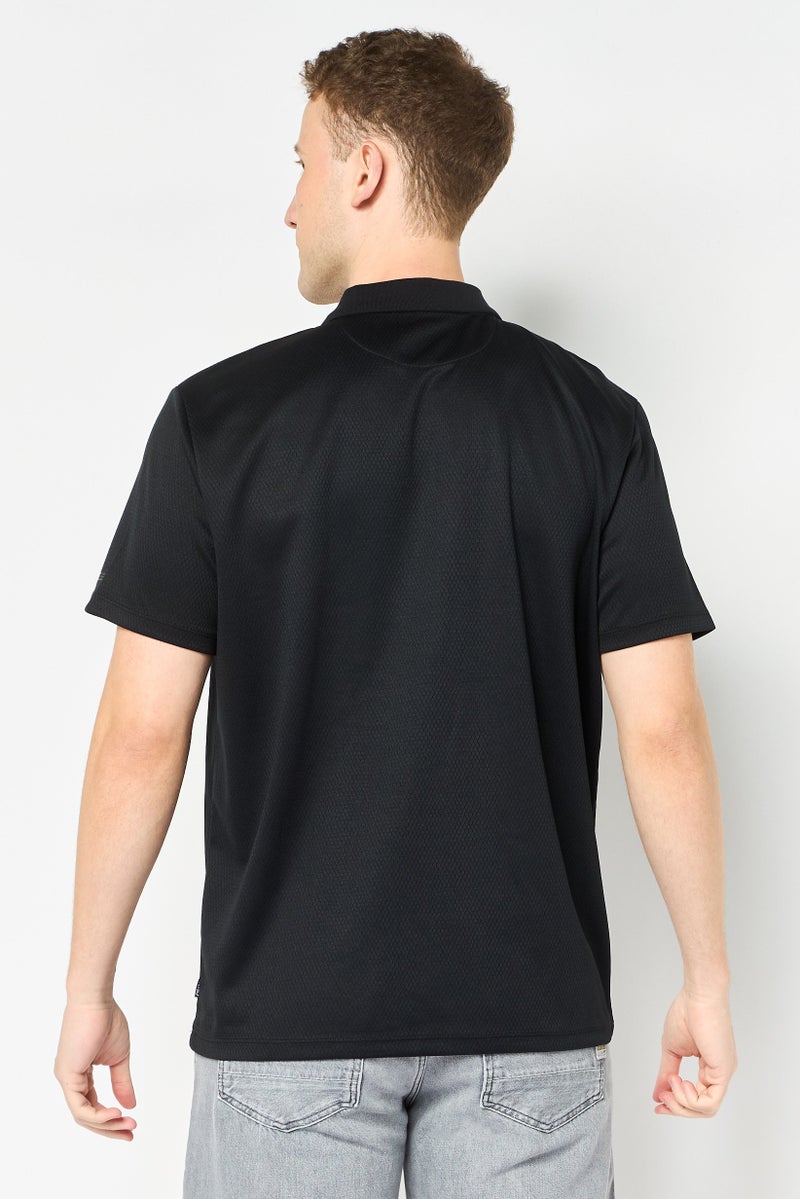 Chaps قميص بولو قصير الأكمام بنمط منتظم للرجال بسحاب نصف، أسود - Image 4